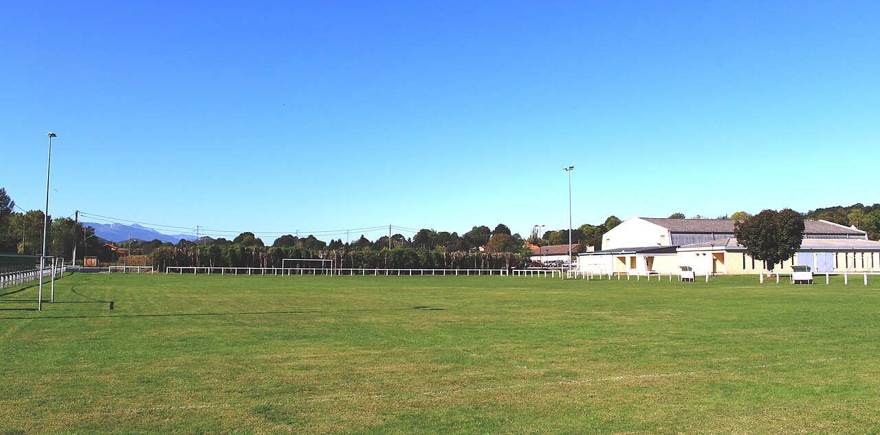 Stade de football de Saint-Laurent-de-Neste (Hautes-Pyrénées) 1