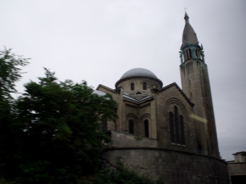 Église Sacré Coeur de Gentilly - L'Autoroute du Soliel - A6a going into Paris