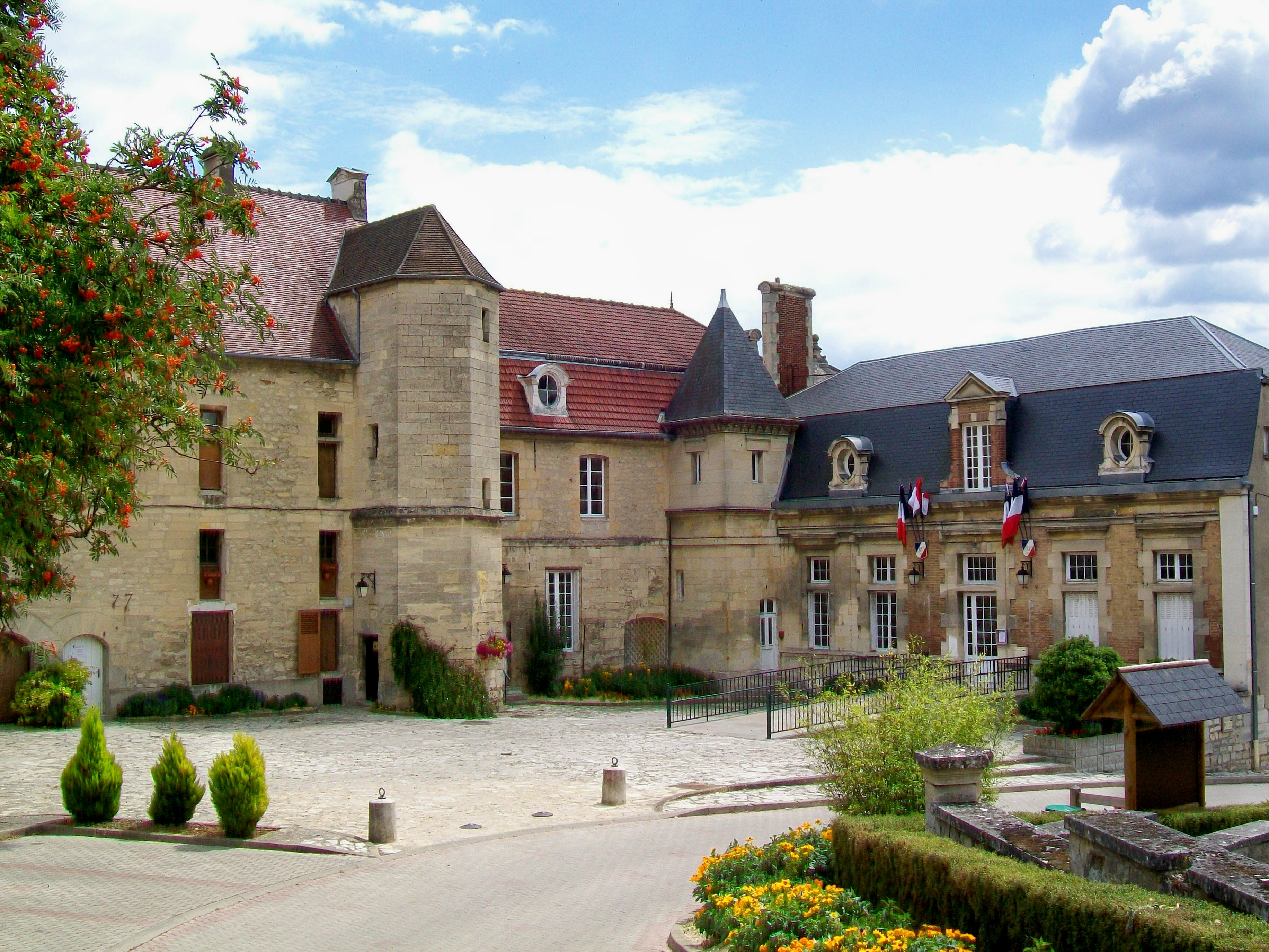 Saint-Leu-d'Esserent (60), cour du château de la Guesdière