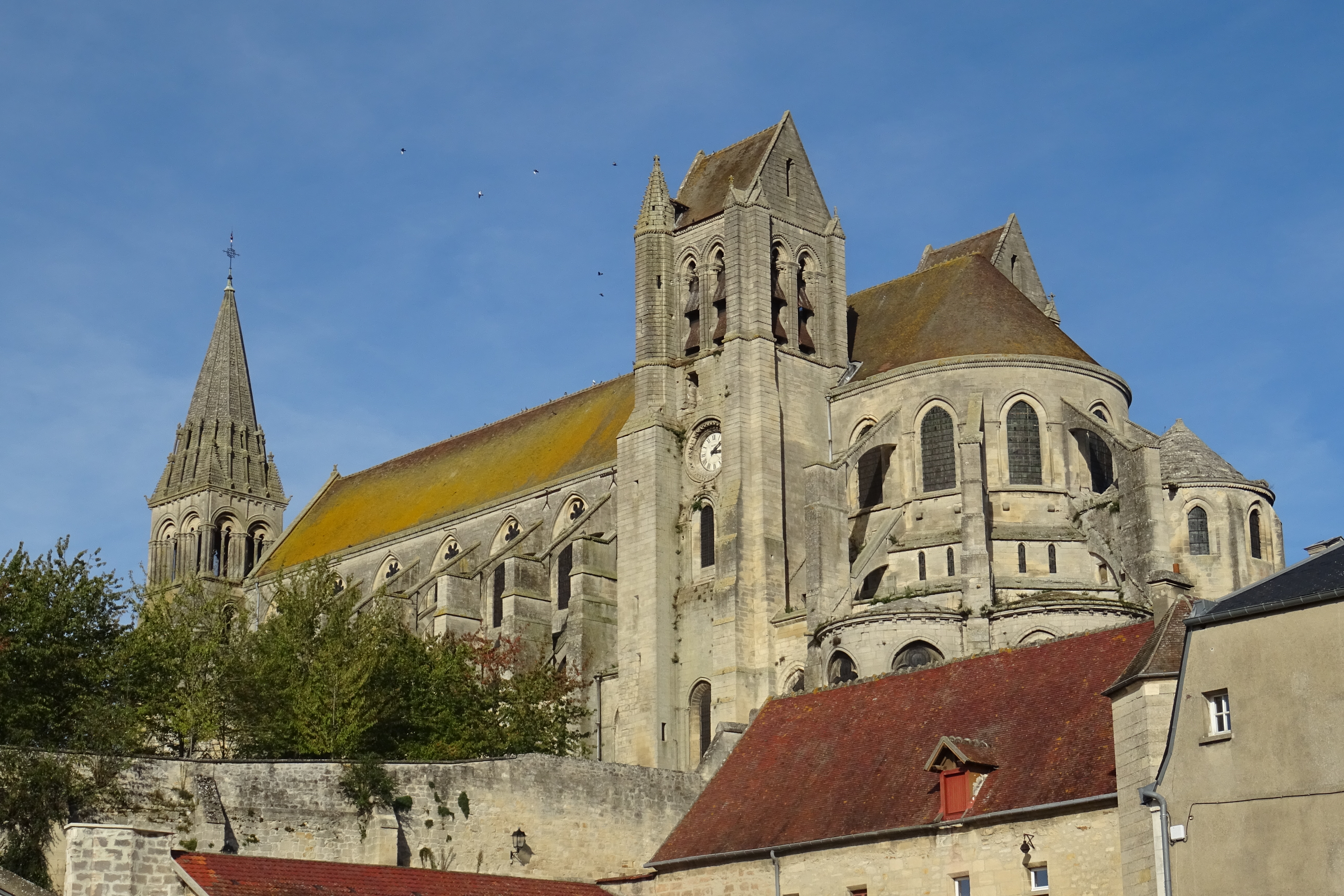 Saint-Leu-d'Esserent (60), église St-Nicolas, vue depuis le sud-est depuis la cour du château de la Guesdière 3