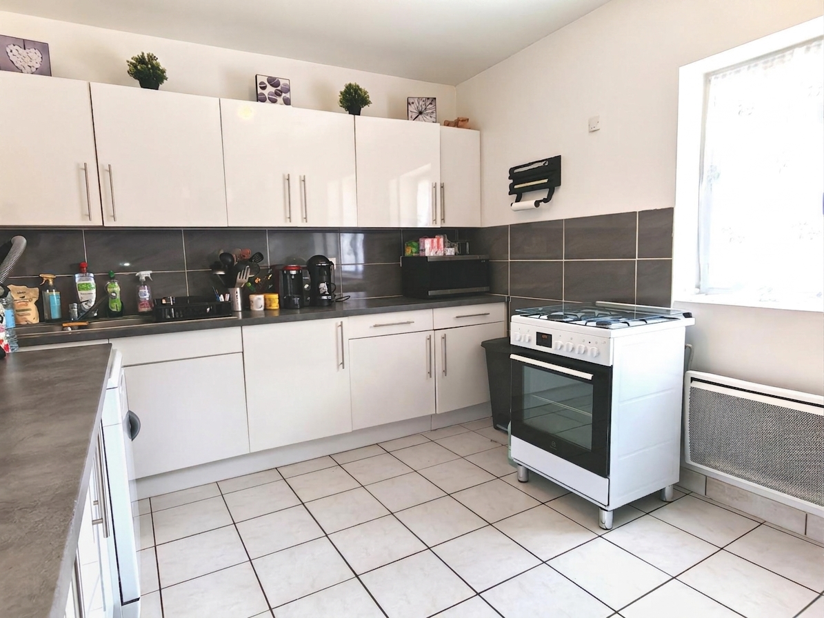 4-Room Townhouse with Private Garden and Parking Spaces