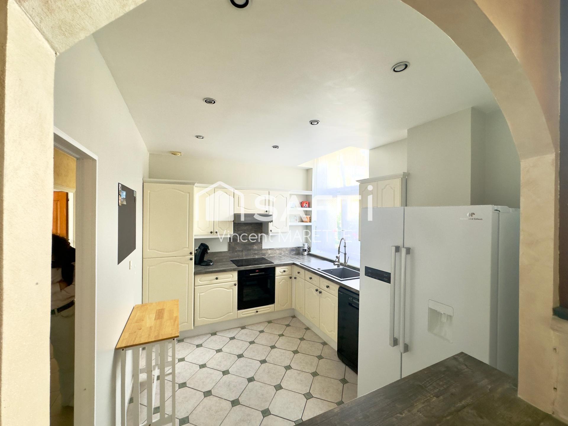Bright 3-Room Apartment – Ground Floor with Fireplace