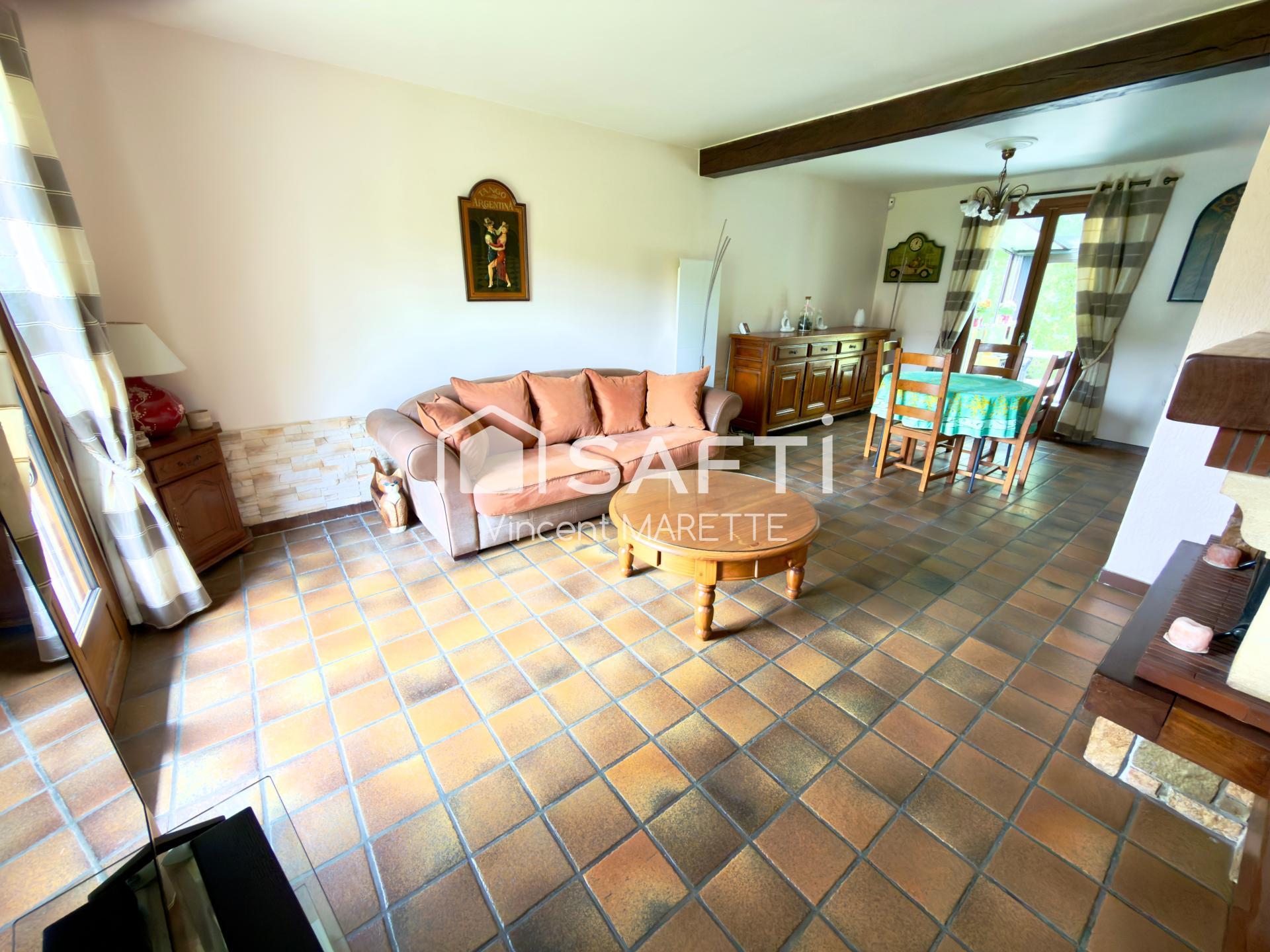 Maison familiale avec véranda et jardin arboré à Mello