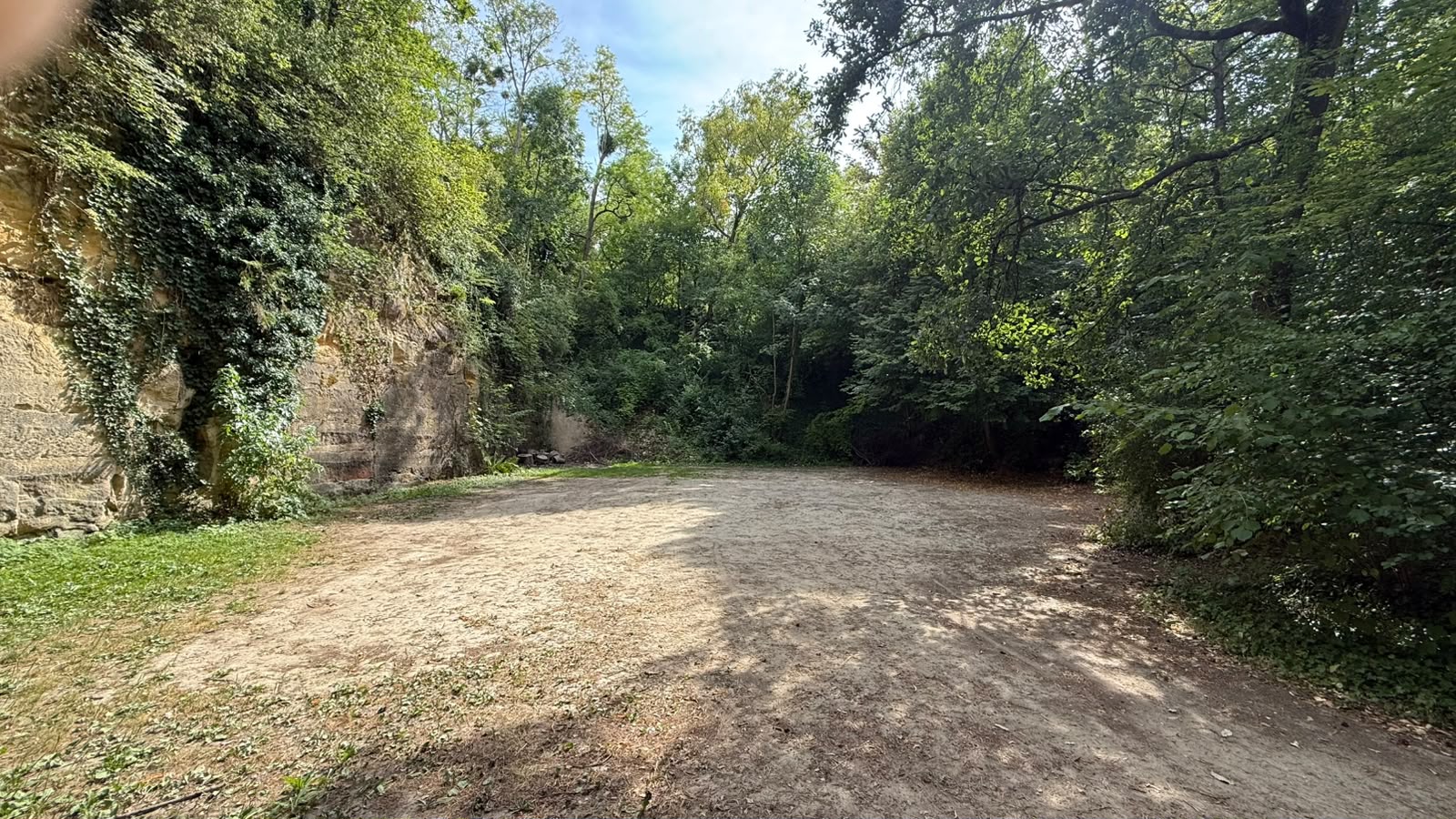 Camping 6 ha – 600m2 - 175 emplacements – 10 bungalows - Saint-Leu-d'Esserent