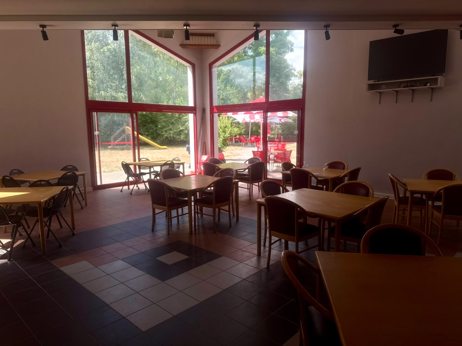 Camping 6 ha – 600m2 - 175 emplacements – 10 bungalows - Saint-Leu-d'Esserent