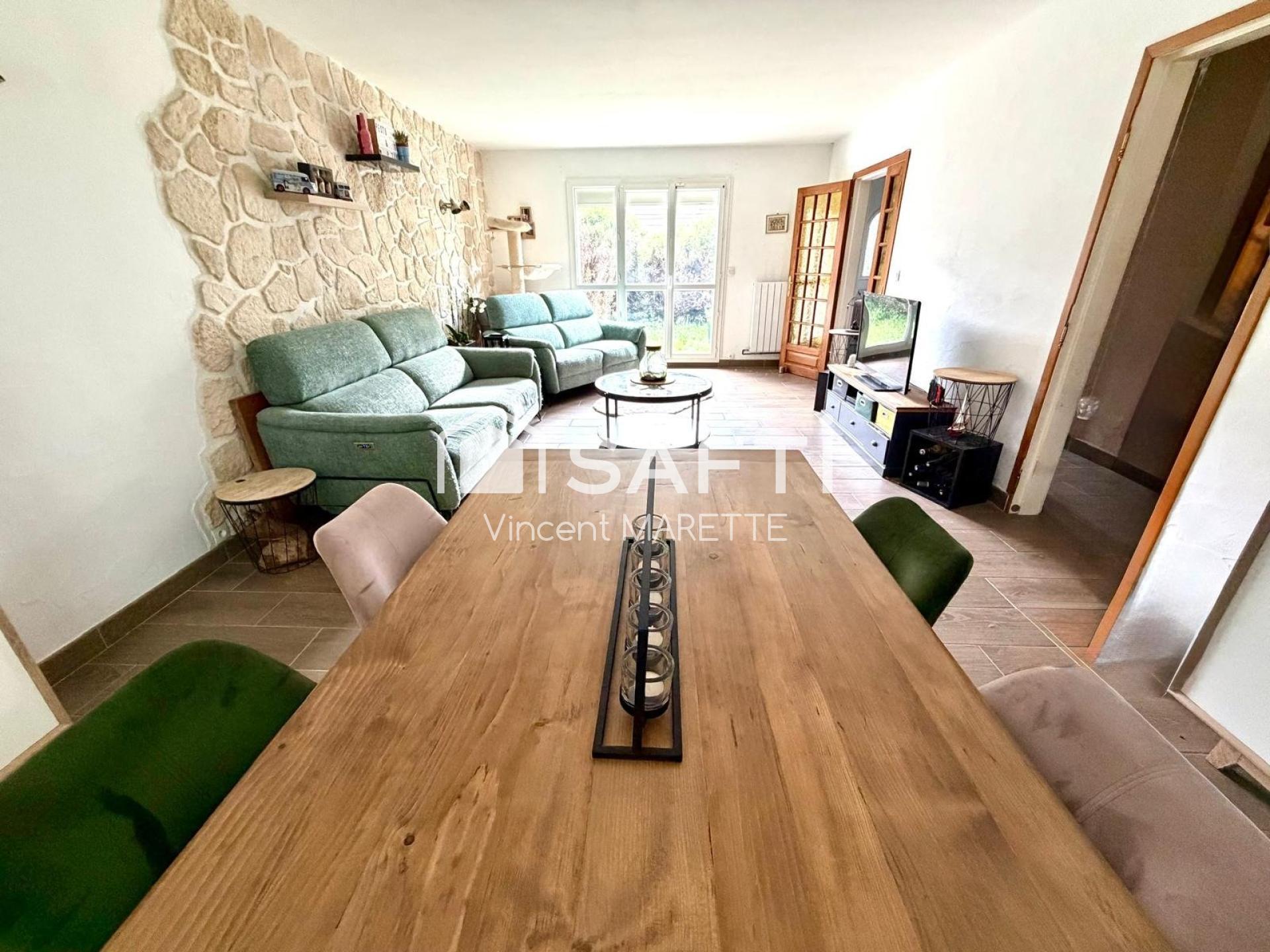 Maison familiale avec piscine et véranda dans un cadre verdoyant