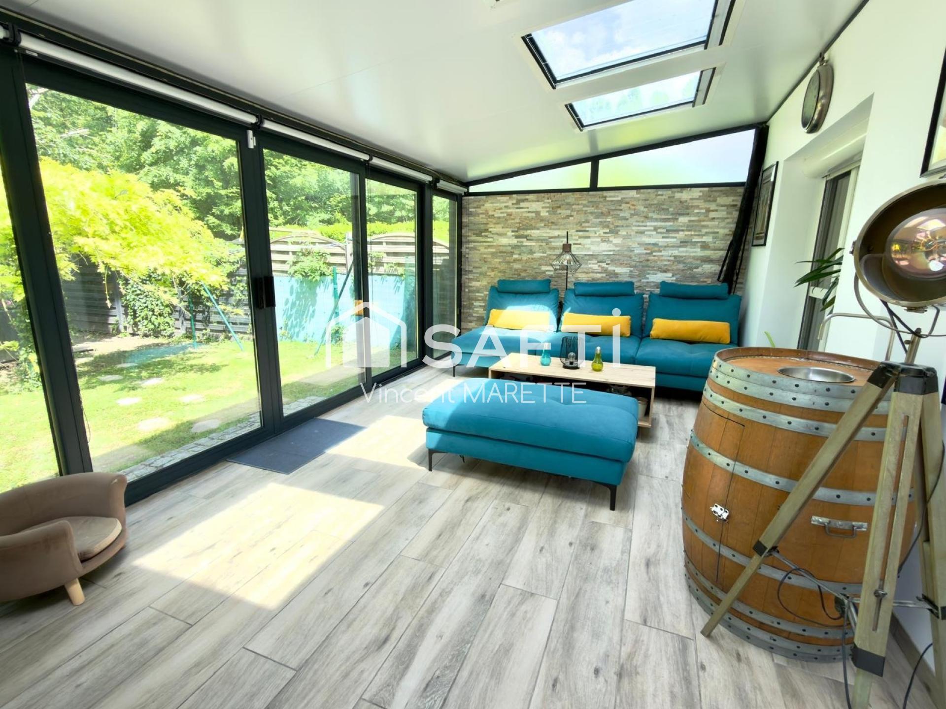 Maison familiale avec piscine et véranda dans un cadre verdoyant